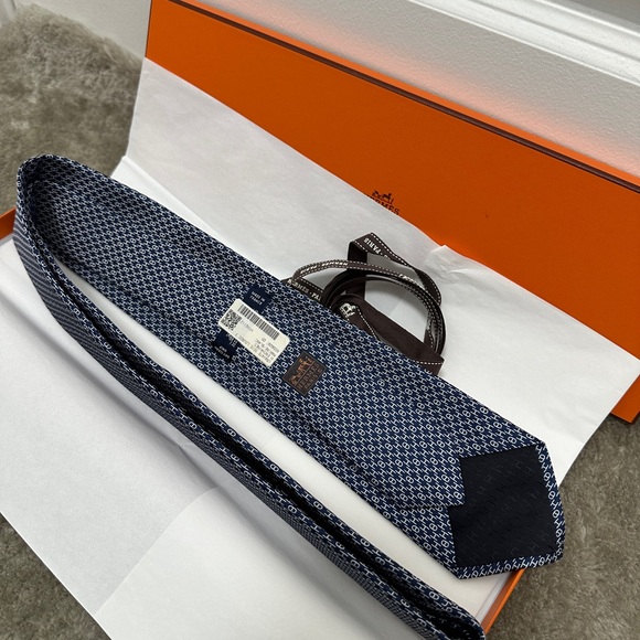 Hermes Men’s Necktie - Picture 5 of 5